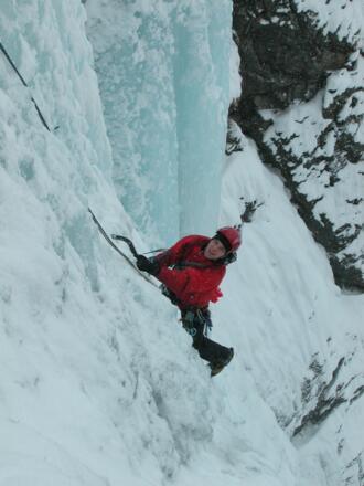 Steile Eiskletterei zeichnet die erste Seillänge aus.