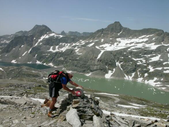 Der Wegewart bei der Reparatur eines Steinmannes
