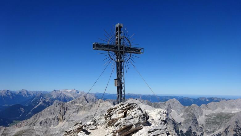 Am Gipfel der Gr. Seekarspitze (2677 m). Hinten die Zugspitze.