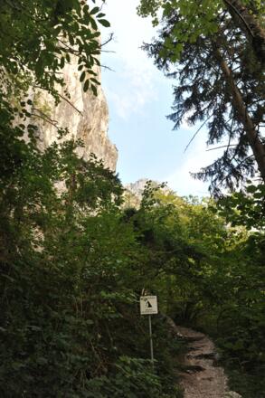 Unterhalb des Adlerhorstes herrscht Steinschlaggefahr