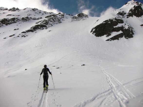 Unmittelbar vor dem letzten Steilhang (ca. 35°), der auf den Sattel und zum Skidepot führt. In der Mitte oben (kleine Felspyramide) der nördliche Gipfel der Steintalspitzen.