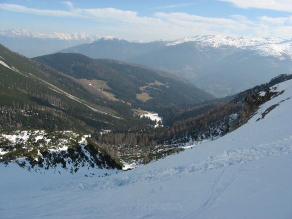 DIe Matreier Grube im Hintergrund die Ochsenalm (Schneegrenze)