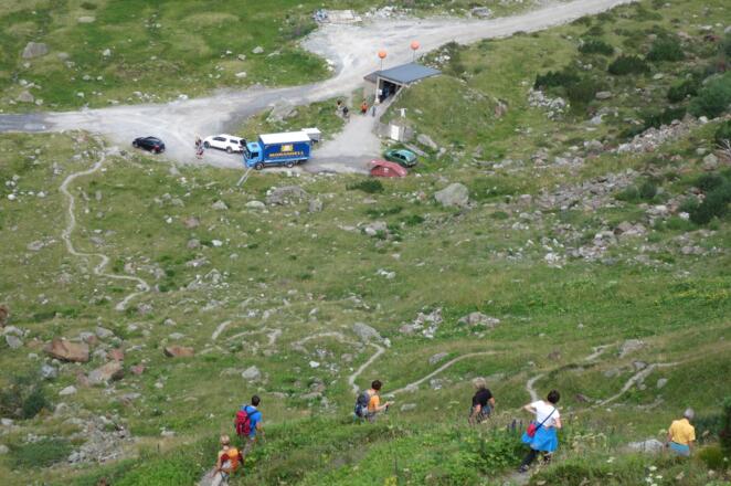 An der Materialseilbahn gehts links weg zum Jägersteig, 2 Stunden zur Hütte (Alle Fotos von oben aufgenommen)