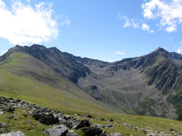 Blick zum Taxersee, Peiderscharte und rechts der Flaurlinger Roßkogel (Seejoch). Die Peiderspitze versteckt sich links.