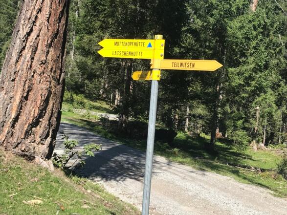 Wegweiser Muttekopfhütte und Latschenhütte
