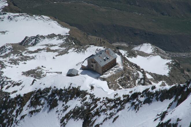 Tiefblick vom Hint. Seelenkogel auf die Zwickauer Hütte.
