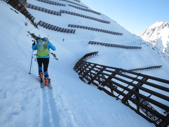 Nicht für uns Tourengehr gebaut - die mächtigen Lawinenverbauungen an der Westflanke der Nockspitze.
