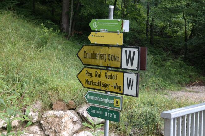 Der Beginn des "Regierungsrat Rudolf Markschläger" Weg bei einer Brücke.