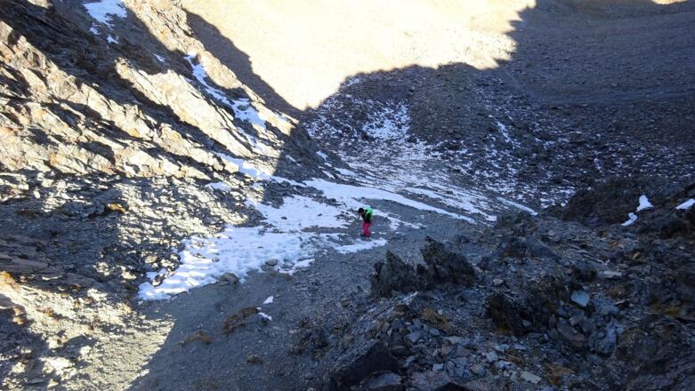 Die letzten 100 Hm zur Scharte sind steiler aber immer noch ohne Absturzgefahr. Teilweise eisig und daher etwas mühsam war es duch den ersten Schnee im Oktober.