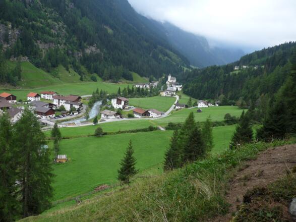 Noch ist der Blick frei auf St. Leonhard, bevor wir in den Wald eintreten.
