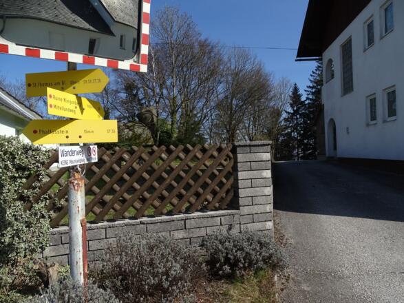 Abzweigung des Wanderwegs S8 zur Burgruine Klingenberg