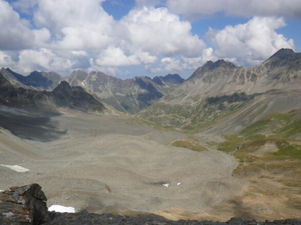 Blick zurück in die "Mondlandschaft" unterhalb des Futschölpasses