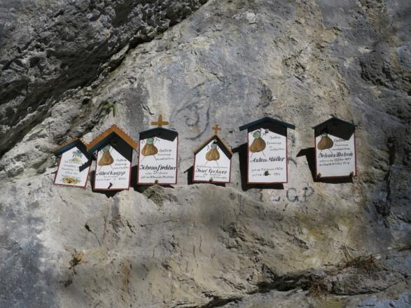 Vom Verein für Heimatschutz erneuerte Gedenktafeln.