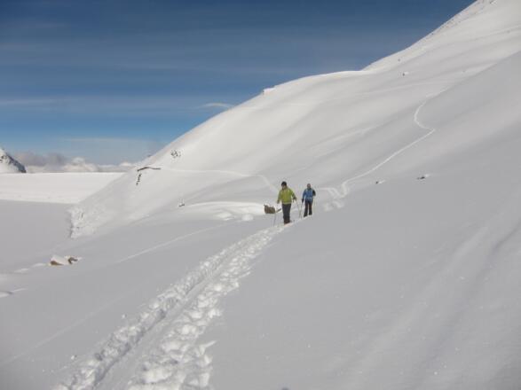Knapp 2 km misst der Weg von der Staumauer bis zum Südende des Speichersees.