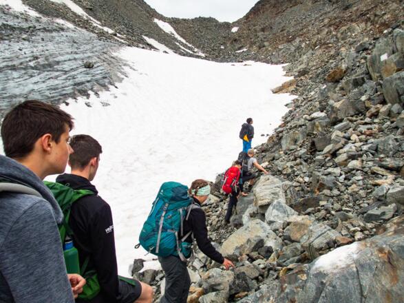 Rechts am Hauerferner entlang, geht unser Weg auf der Seitenmoräne weiter zum Fuße des Luibiskogel.