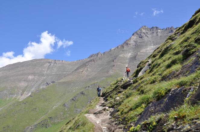 Der kleine Steig für serpentinenartig Meter für Meter nach oben - im Hintergrund der Hohe Tenn