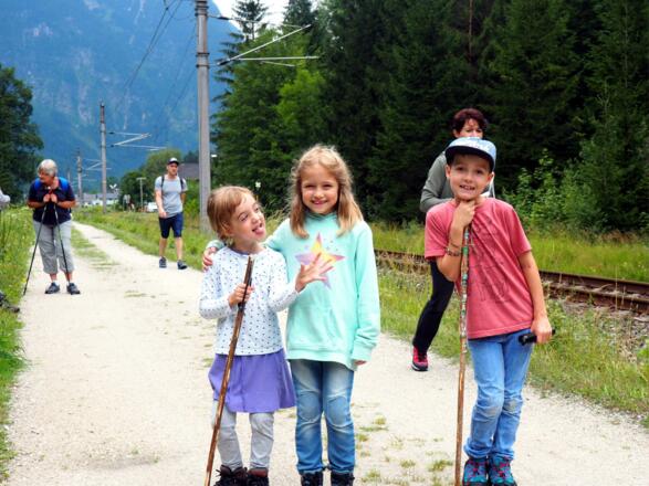 Kindergeeignet, neben dem Bahndamm entlang