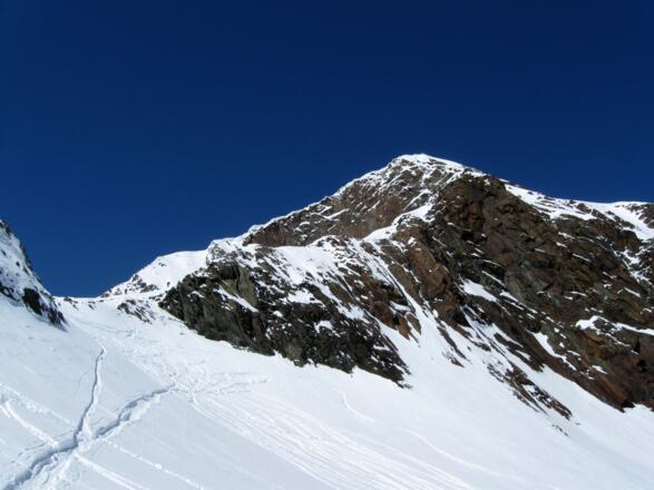 Kurz unterhalb der Scharte. Rechts baut sich die mächtige Pyramide des Daunkopf auf.