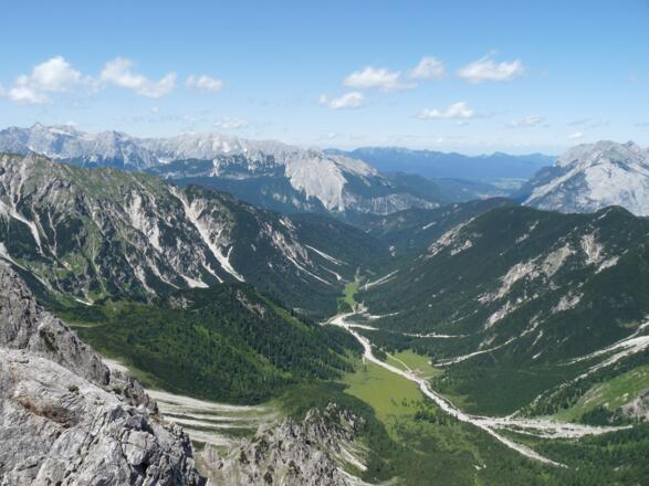 Tiefblick zur Eppzirler Alm im Gießenbachtal. Links hinten die Felsberge des Wettersteinmassivs.