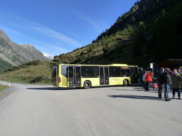 Die Bushaltestelle am Ende von Mittelberg (= Eingang ins Grießtal) ist der Ausgangspunkt für die Bergtour auf den Wurmtaler Kogel