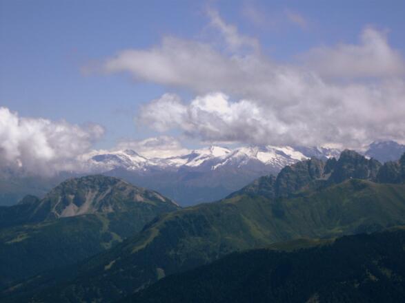 PanoramaTuxer Alpen. Im Vordergrund: Saile und ein Teil der Kalkkögel.