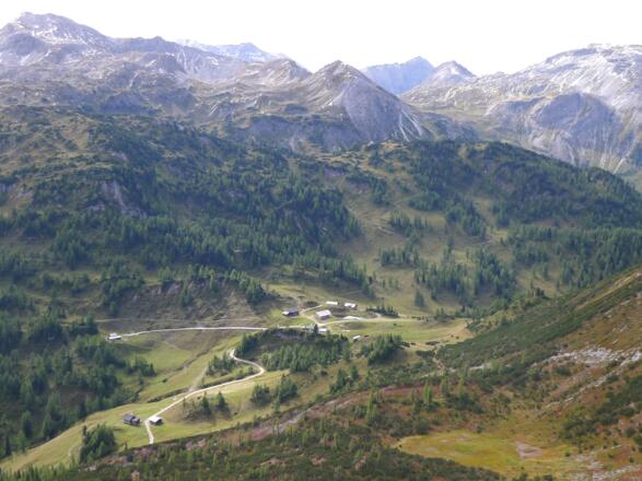 Südwienerhütte vom Spatzeck, bewaldet oberhalb der Hütte Scheibenkogel, Hengst, hinten Mitte, felsig- Höllkogel und Kesselkopf