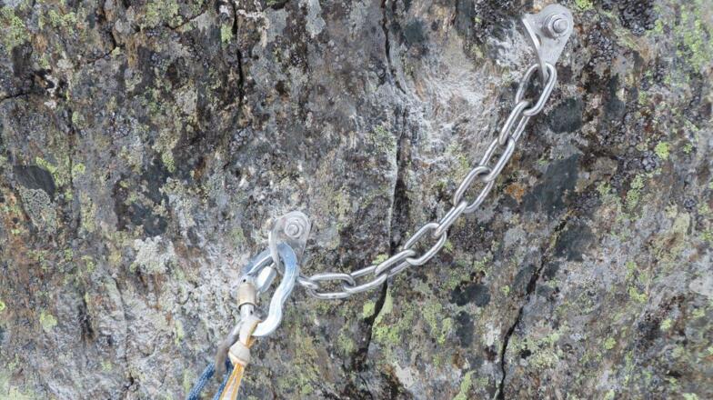 Einer der drei qualitativ hochwertigen Bohrhakenstände. Eingerichtet von C. Piccolruaz