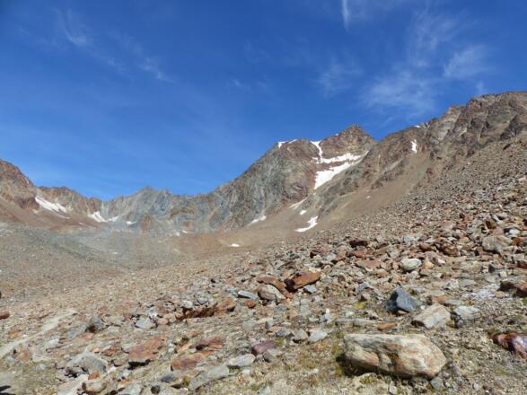 Im Mitterkar schweift der Blick zur Wildspitze.
