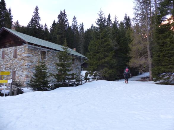 Das Steinhaus am Ende des Sees.