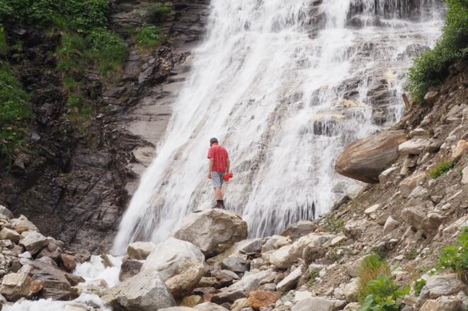 breiter Wasserfall Lacheggklamm mit Blick zum Sonnblick