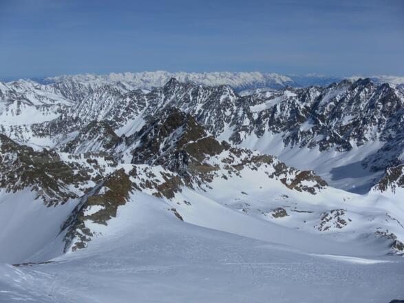 links die Scharte zum Grastalferner, rechts das Zwieselbachjoch, dazwischen die Larstigscharte