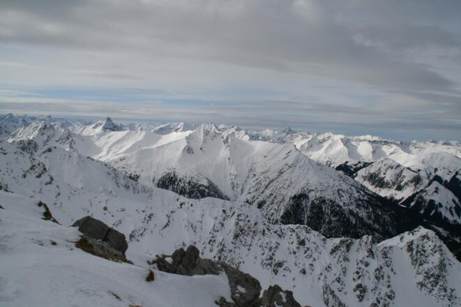 Blick vom Gipfel in die Lechtaler Alpen.