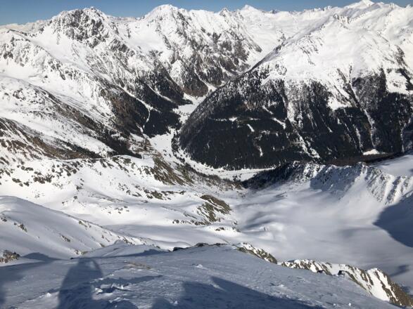 Blick zur Unterstaller Alm vom Gipfel