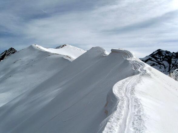 Am Gipfel. Blick über den schmalen Grat hinüber zur Riepenspitze.