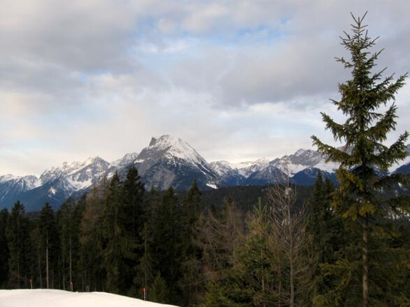 Oben hat man einen einmaligen Blick auf die Hohe Munde und die Zugspitze.