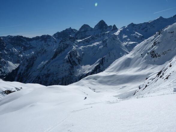 Der Lohn für den langen, anstrengenden und sehr selektiven Anstieg die Abfahrt mit solch einem Panorama.