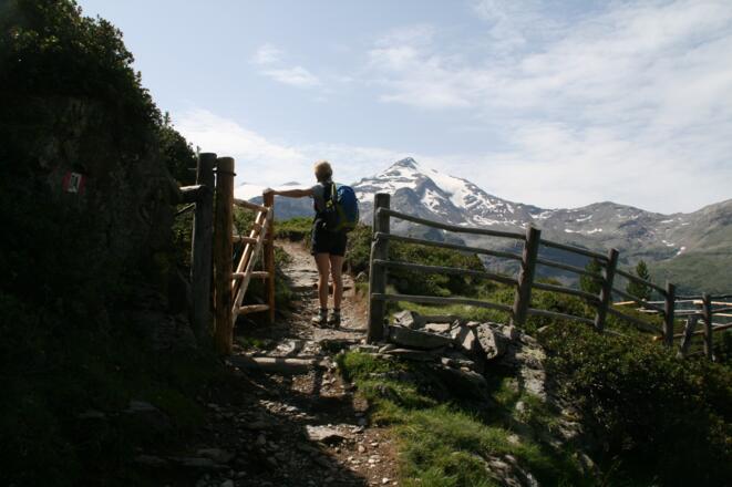 Man wird immer wieder innehalten und die prächtige Bergwelt genießen.