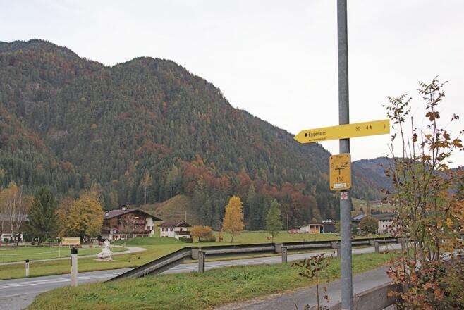 Wegweiser zur Eggenalm bei der Einfahrt zum Gut Hanneshof am östlichen Rand von Erpfendorf