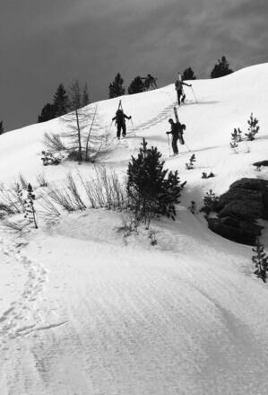 Absturzgefahr, je nach Verhältnissen Ski tragen