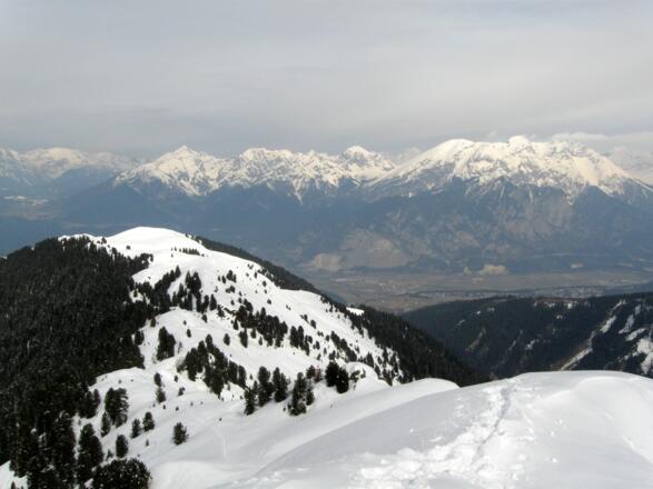 Blick vom Gipfel nach Nordwesten - In der Verlängerung des Rückens "Salfains", darunter das Inntal und am Horizont das Karwendel mit dem mächtigen Solstein