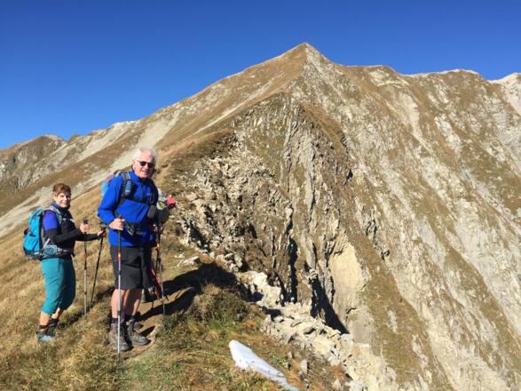 über den Graskamm verläuft die Aufstiegsroute, in Bildmitte ist der Gipfel bereits erkennbar