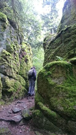 uriger Durchgang durch die Granitblöcke