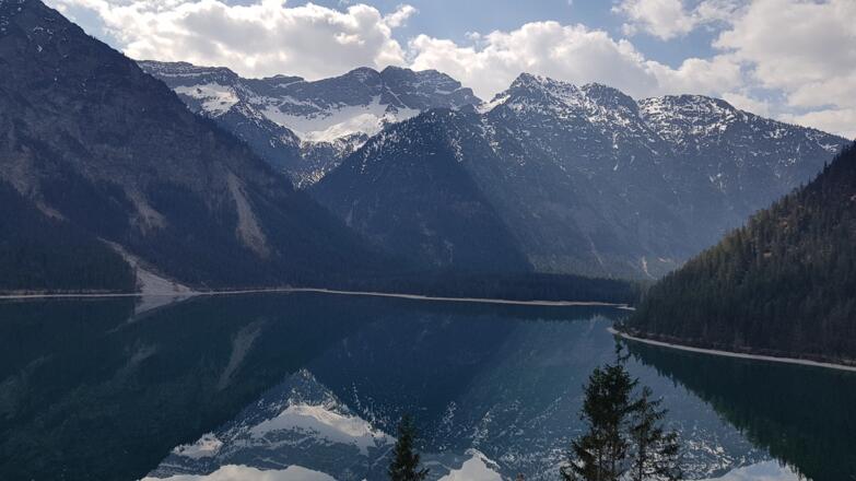 Herrlicher Ausblick vom Panoramaweg auf den See