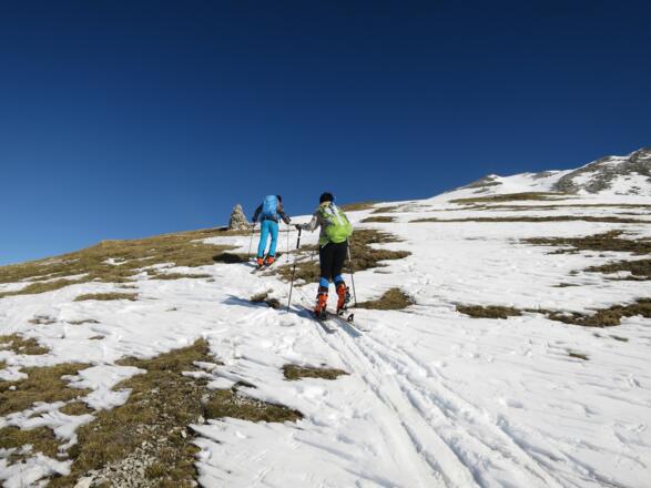 Ein markanter Steinmann weist den Weg und auch der Gipfel wird sichtbar.