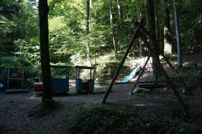 Spielplatz mitten im Wald für eine Stärkungspause