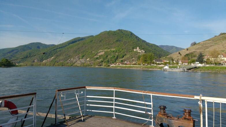 Auf der Rollfähre über die Donau