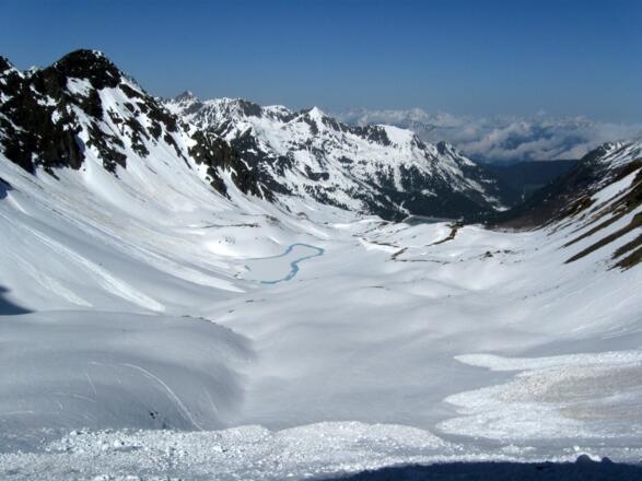 In der Scharte mit Blick zurück über das Aufstiegsgelände - unten der teilweise zugefrorene Plenderlesee