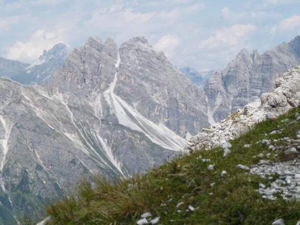 Die äußerst schroffe Kalkwand mit den Illmspitzen grüßen herüber.