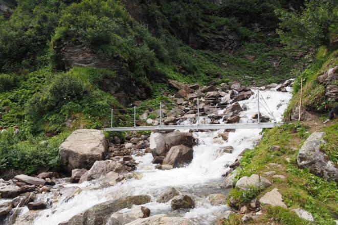 die solide Brücke in der Lacheggklamm