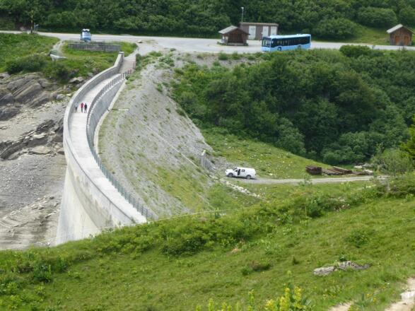 Staumauer und Bushaltestelle Spullersee